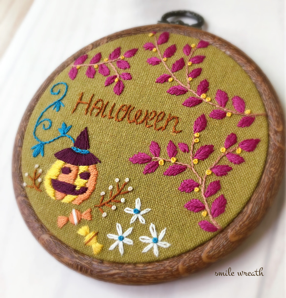 【ハロウィン刺繍フレーム】オイルパステルで描いた手作りのカード付き。おうち時間を優しく彩る刺繍インテリア。 2枚目の画像