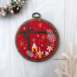 【クリスマスの刺繡フレーム】クリスマスギフトにおすすめ。オイルパステルで描いた手作りのカード付き。クリスマスインテリア。 1枚目の画像