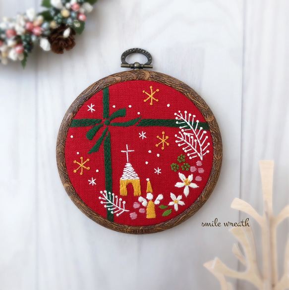 【クリスマスの刺繡フレーム】クリスマスギフトにおすすめ。オイルパステルで描いた手作りのカード付き。クリスマスインテリア。 1枚目の画像