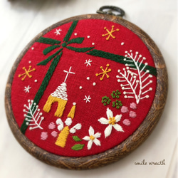 【クリスマスの刺繡フレーム】クリスマスギフトにおすすめ。オイルパステルで描いた手作りのカード付き。クリスマスインテリア。 2枚目の画像