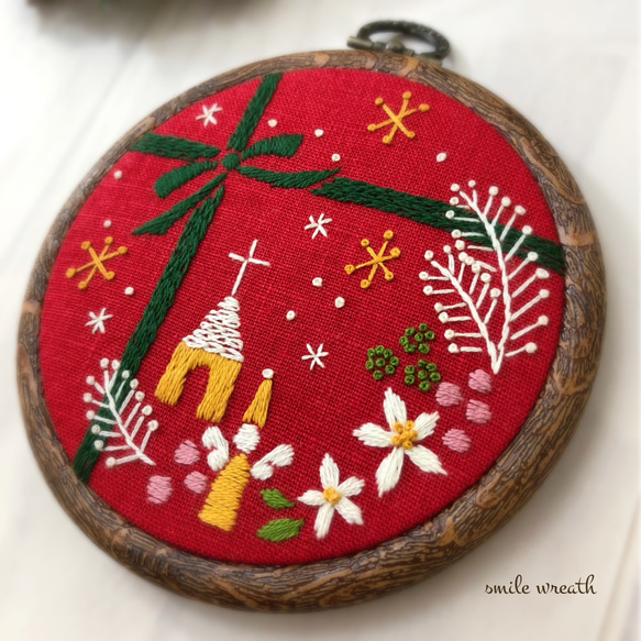 【クリスマスの刺繡フレーム】クリスマスギフトにおすすめ。オイルパステルで描いた手作りのカード付き。クリスマスインテリア。 2枚目の画像