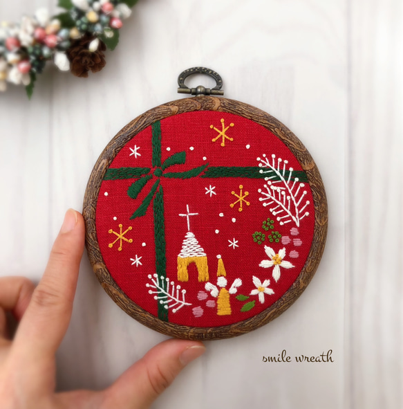 【クリスマスの刺繡フレーム】クリスマスギフトにおすすめ。オイルパステルで描いた手作りのカード付き。クリスマスインテリア。 3枚目の画像