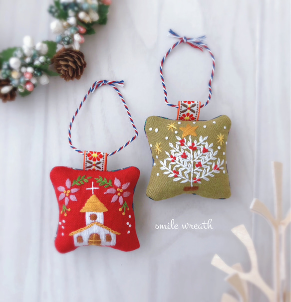 【クリスマス刺繡オーナメント　教会＆ツリー２個セット】オイルパステルで描いた手作りのカード付き。クリスマスギフトに。 1枚目の画像