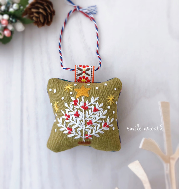 【クリスマス刺繡オーナメント　教会＆ツリー２個セット】オイルパステルで描いた手作りのカード付き。クリスマスギフトに。 3枚目の画像