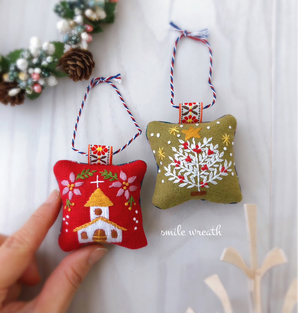 【クリスマス刺繡オーナメント　教会＆ツリー２個セット】オイルパステルで描いた手作りのカード付き。クリスマスギフトに。 4枚目の画像