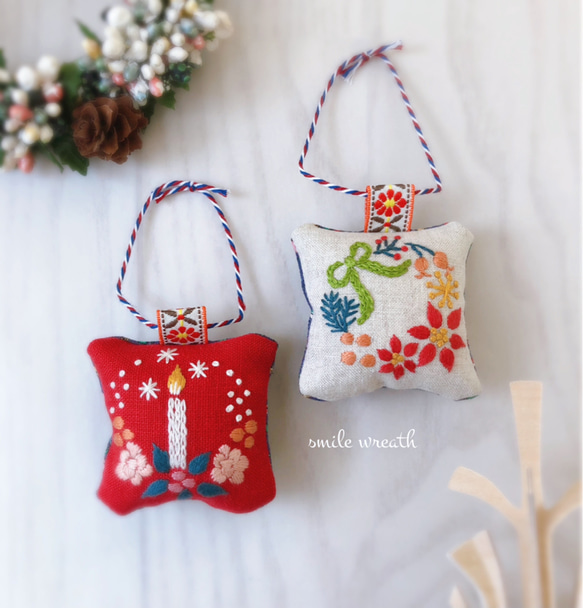 【クリスマス刺繡オーナメント　リース＆キャンドル２個セット】オイルパステルで描いた手作りのカード付き。 1枚目の画像