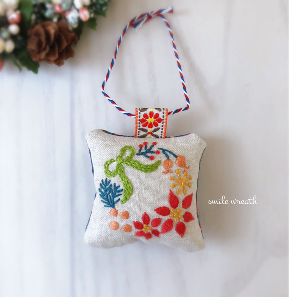 【クリスマス刺繡オーナメント　リース＆キャンドル２個セット】オイルパステルで描いた手作りのカード付き。 3枚目の画像