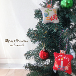 【クリスマス刺繡オーナメント　リース＆キャンドル２個セット】オイルパステルで描いた手作りのカード付き。 6枚目の画像