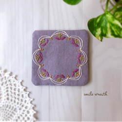 【お花模様の刺繍コースター紫　2点セット】大切な方への贈り物やご自分用に。オイルパステルで描いた手作りのカード付き。 2枚目の画像