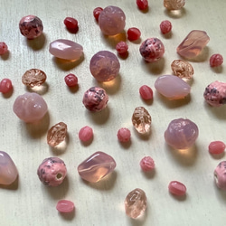 パリのアンティークビーズ　ピンク小さな楕円形 4枚目の画像