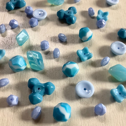 パリのアンティークビーズ　ブルー細カット 4枚目の画像