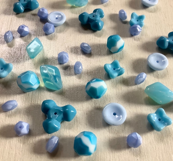 パリのアンティークビーズ　ブルー細カット 4枚目の画像