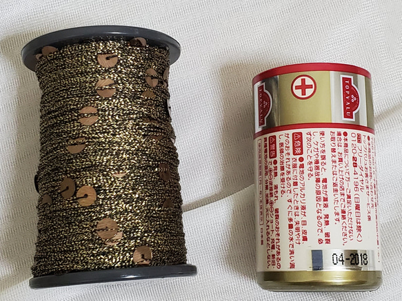 【新品未使用品】ユニチカ ハイルックSP ブラック・ゴールド(スパンコールの付いた糸) 在庫合計4玉 6枚目の画像