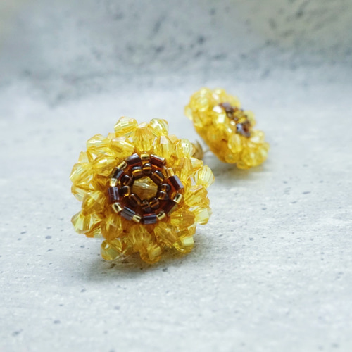 ビーズ刺繍のひまわりピアス/イヤリング ピアス（スタッド・一粒