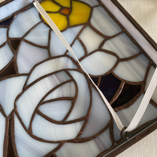 ステンドグラスパネル　バラとブルースターの花かご ステンドグラスパネル バラとブルースターの花かご ステンドグラス