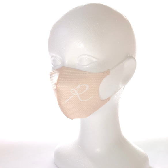 リボン風 イニシャル ベージュ系 デザインマスク ✽ 小顔に見える！美しいフェイスライン ✽ くすみカラーマスク 4枚目の画像