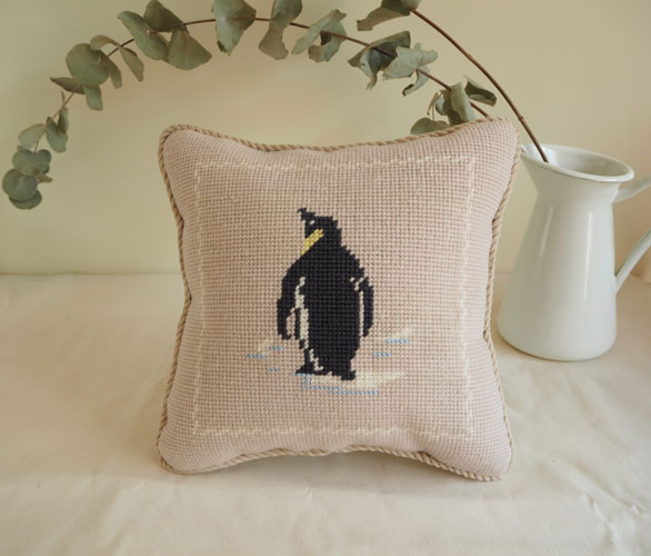 ペンギンのミニクッション　バックショット(正方形) 7,700円