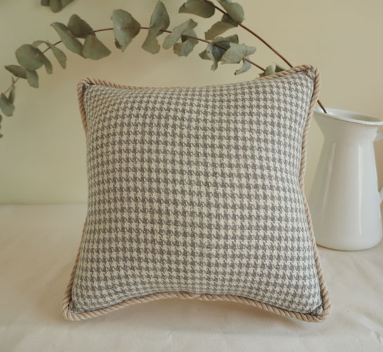 ペンギンのミニクッション　バックショット(正方形)