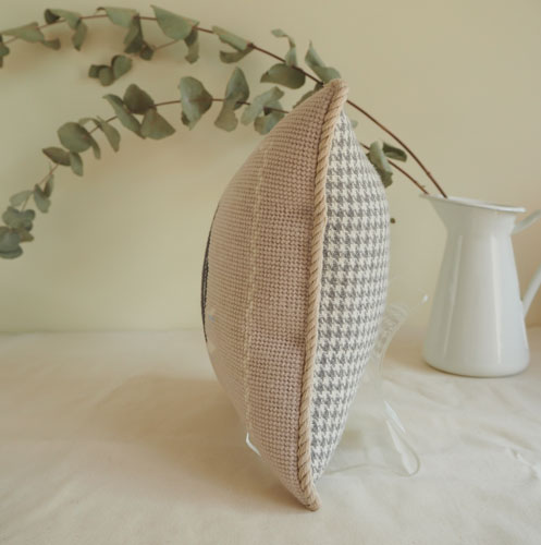 ペンギンのミニクッション　バックショット(正方形)