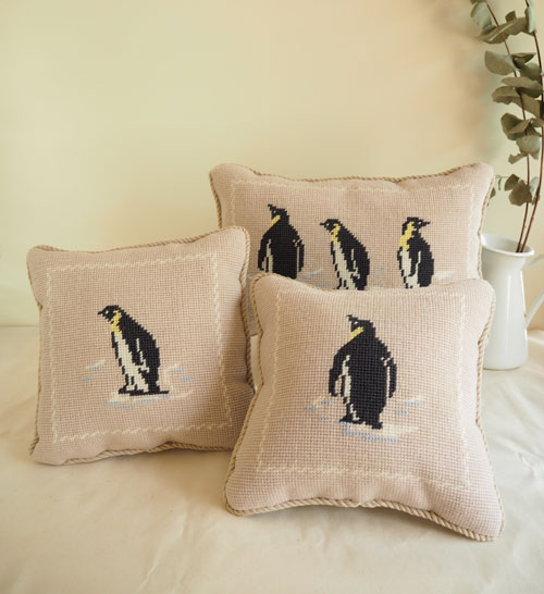 ペンギンのミニクッション　バックショット(正方形)