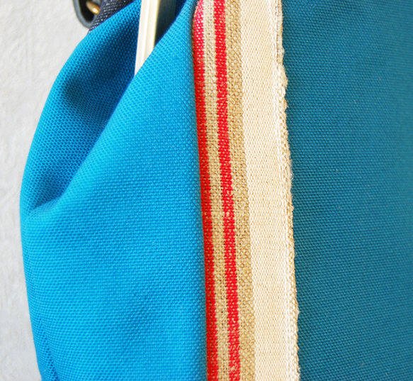 青色帆布とフランス赤ラインの麻のあおりがま口ショルダーバッグ　 2枚目の画像