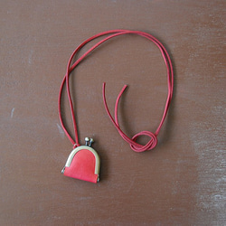 手染めヌメ革のがま口ネックレス　レッド　経年変化　ペンダント　赤　マゼンタ　ピンク　 2枚目の画像
