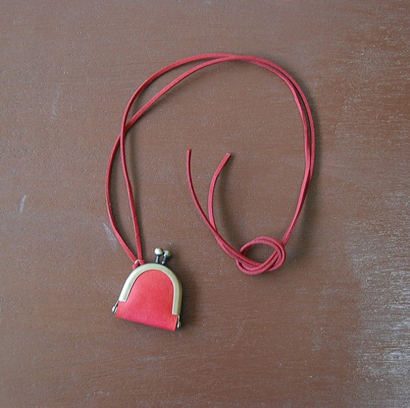 手染めヌメ革のがま口ネックレス　レッド　経年変化　ペンダント　赤　マゼンタ　ピンク　 2枚目の画像