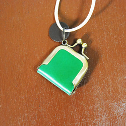 ヨーロッパレトロボタンと革のがま口ペンダント　ネックレス　スエード　グリーン　緑色　 3枚目の画像