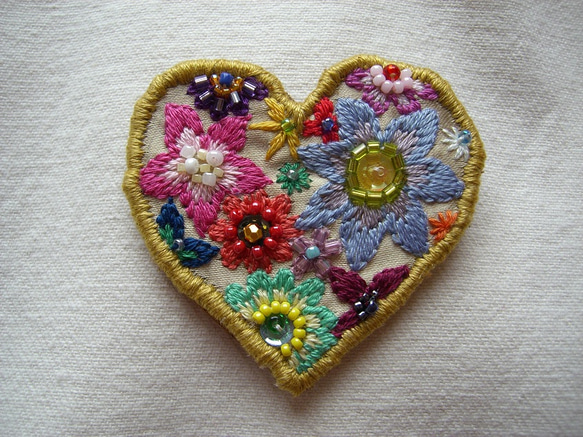 花刺繍のハート型ネックレス 1枚目の画像