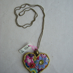 花刺繍のハート型ネックレス 2枚目の画像