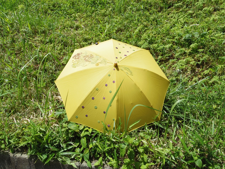手刺繍の日傘【葡萄とカメレオン】※送料無料