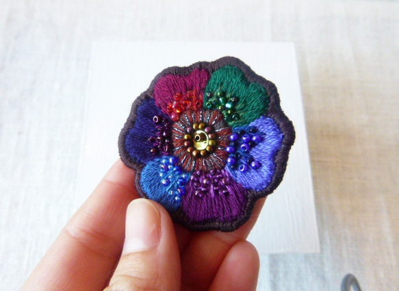 刺繍のお花ブローチ 1枚目の画像