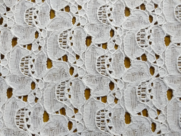 抽象的なイメージの花柄の綿レース　【オフ白】幅103cm×長さ30cm　D/#LB4405NC 1枚目の画像