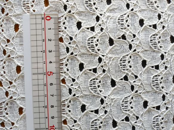 抽象的なイメージの花柄の綿レース　【オフ白】幅103cm×長さ30cm　D/#LB4405NC 3枚目の画像