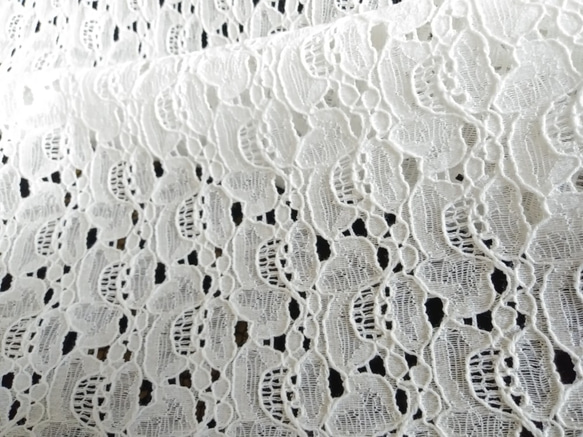 抽象的なイメージの花柄の綿レース　【オフ白】幅103cm×長さ30cm　D/#LB4405NC 5枚目の画像