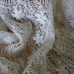 小花とランダム模様の綿レースです。【オフ白】幅108cm×長さ50cm　D/#LB3630NC 2枚目の画像