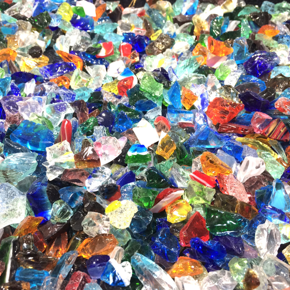 【素材　パーツ】沖縄産　琉球ガラス カレット　色どりミックス　30ｇ 1枚目の画像