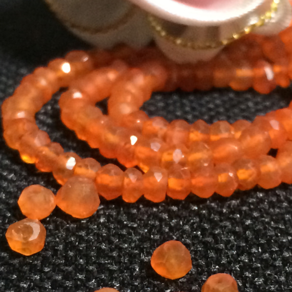 【極小　穴有り】オレンジカーネリアン　カット加工　小　10個　天然石 4枚目の画像