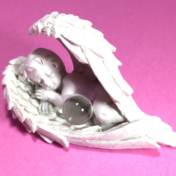 ミニ天使の器付き　マダガスカル産水晶1個（穴無）　お守りパーツ 2枚目の画像