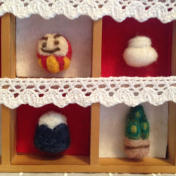 お正月♪羊毛フェルト♪6つのミニチュアモチーフの紅白小箱 3枚目の画像