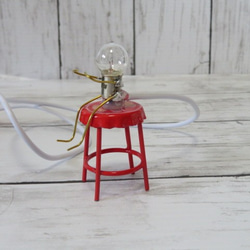 赤い椅子に座っている豆吉クン　豆吉クンシリーズ　豆電球のオブジェ　USBで電気がつきます　ハンドメイド品 3枚目の画像