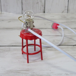 赤い椅子に座っている豆吉クン　豆吉クンシリーズ　豆電球のオブジェ　USBで電気がつきます　ハンドメイド品 4枚目の画像