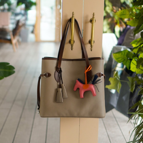 希少品　Crafty クラフティー　かごトート　本革 グレージュ　高級 高級革使用 2 ways A4入れるトートバッグ イタリア トゴ本革
