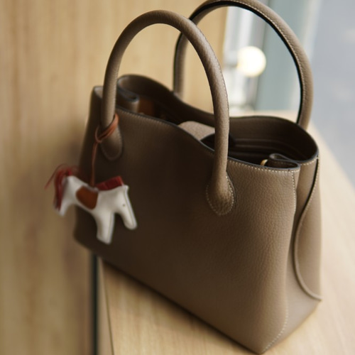 高級革使用 全て手縫い 2wayバッグ エトゥープ色 上品 カーラー