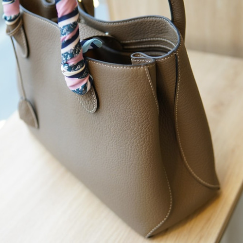 高級革使用 全て手縫い 2wayバッグ エトゥープ色 上品 カーラー