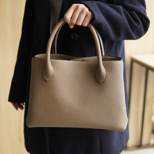 高級革使用 全て手縫い 2wayバッグ エトゥープ色 上品 カーラー