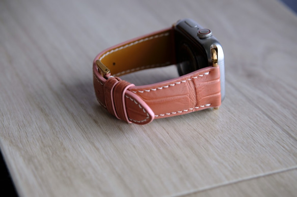 高級革使用　腕時計ベルト　アップルウォッチバンド　フランス産のアリゲーターワニ革　クロコダイル革　ワニ革　ピンク色 2枚目の画像