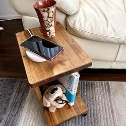 小さなサイドテーブル　キャスター付き 2枚目の画像