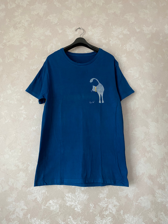 藍染めTシャツ、ネコとネコ 1枚目の画像