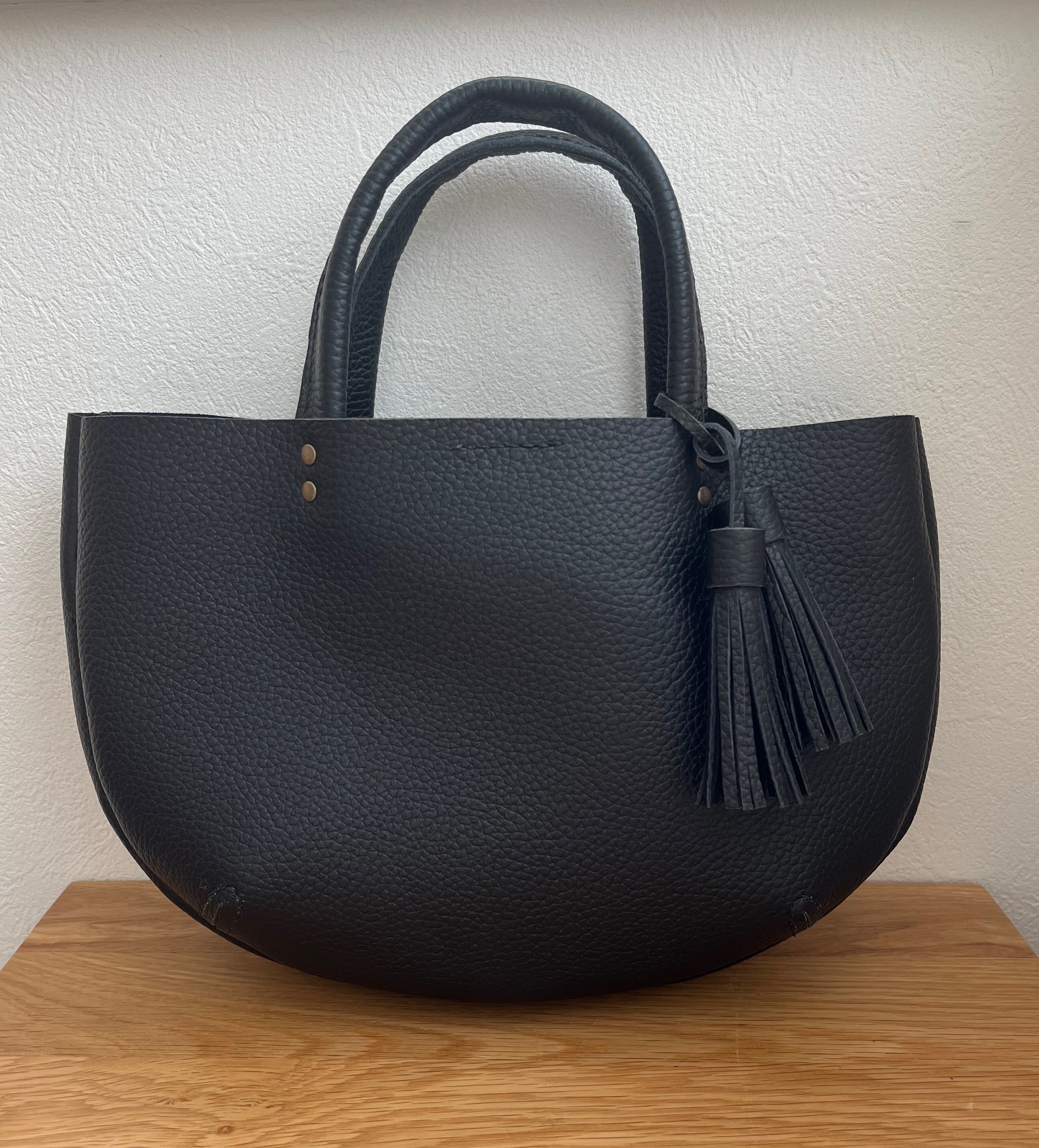 【リニューアル】手縫いのシュリンクレザーを使用した丸型トート